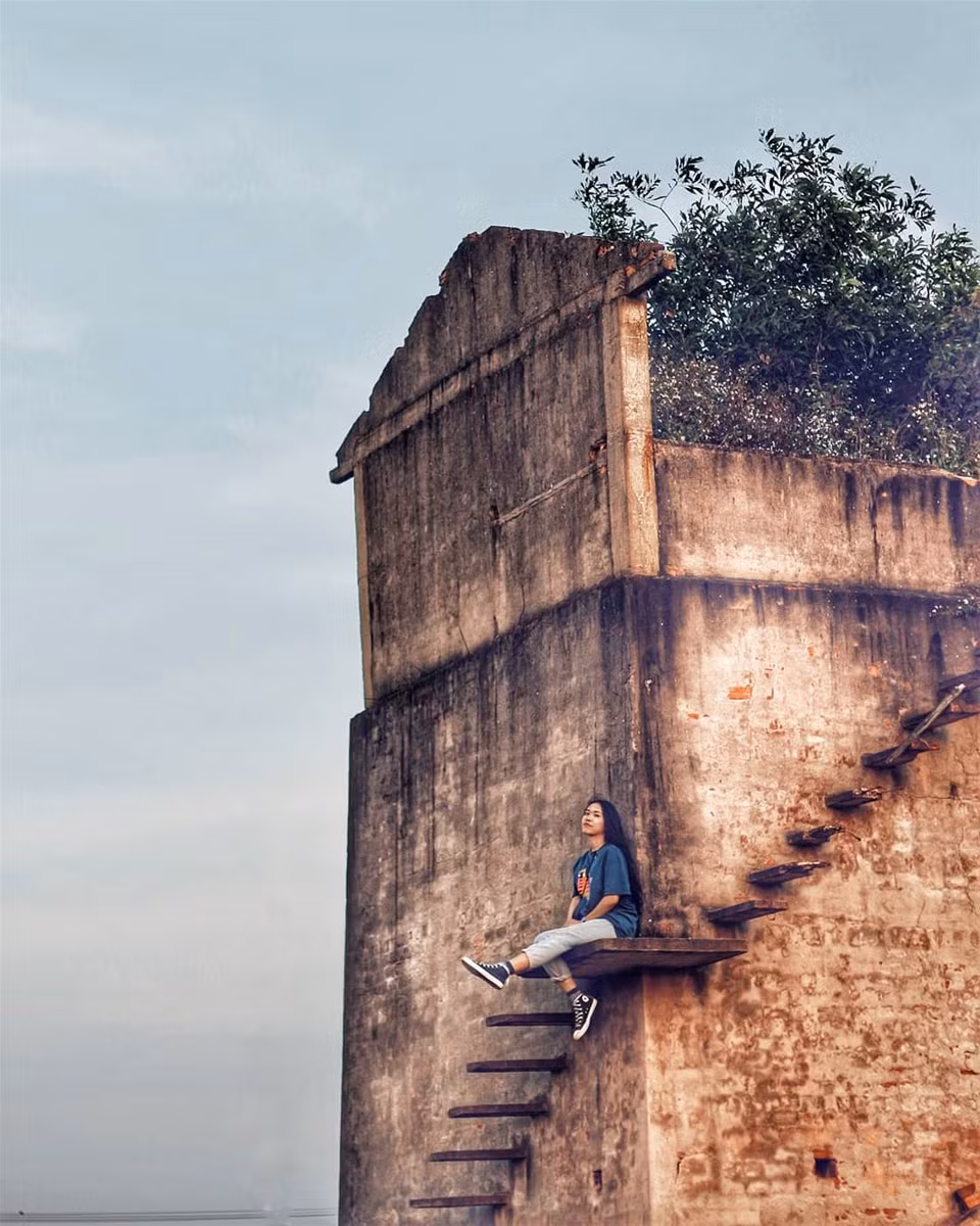 Bề ngoài của lò đã đổ nát, cũ kỹ vì đã lâu không có ai sử dụng hay tu sửa. Lò nằm chơ vơ giữa cánh đồng rộng lớn, trên là bầu trời Hội An xanh ngăn ngắt. Chính vì thế khi lên hình, trông lò gạch rất giống "nấc thang lên thiên đường".