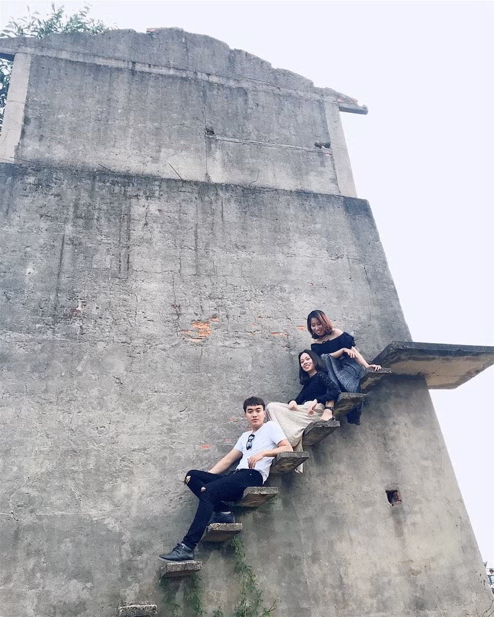 Góc ban công nhỏ nhắn, ngồi đó đung đưa chân nhờ mấy đứa bạn bên dưới chọn set góc chụp ngước lên sẽ thu cả bầu trời xanh thẳm. Chính điểm "độc nhất vô nhị" này là nguồn gốc ra đời của cái tên "nấc thang lên thiên đường"