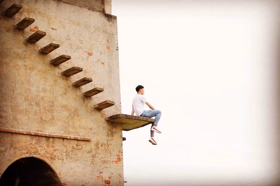 Những bậc thang này được làm bằng xi-măng theo kiểu xưa, cũ kỹ. Từng bậc thang nối tiếp nhau chạy vòng quanh thân lò gạch với điểm đến là trên đỉnh lò.