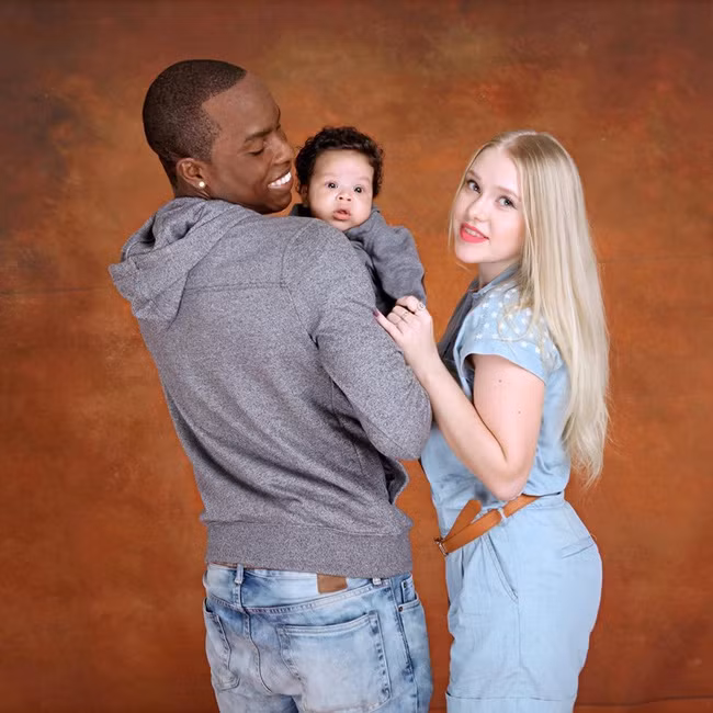 Theo chia sẻ của Steven, ngoài bóng đá, anh thường dành rất nhiều thời gian cho gia đình. Bên cạnh đó, cầu thủ 29 tuổi này luôn cảm thấy mình là người may mắn khi có một gia đình hạnh phúc bên cô vợ xinh đẹp và cậu nhóc tinh nghịch.