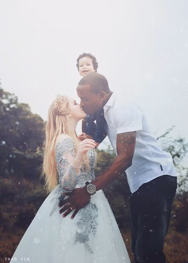 Sau 5 năm yêu nhau, cặp đôi Stevens và Ekaterina Jay quyết định về chung một nhà. Họ đã có một đám cưới hạnh phúc tại Jamaica. Sau đám cưới, Ekaterina Jay cùng chồng sang Việt Nam sinh sống và làm việc, trở thành hậu phương vững chắc cho chồng tiến xa hơn trong sự nghiệp cầu thủ.