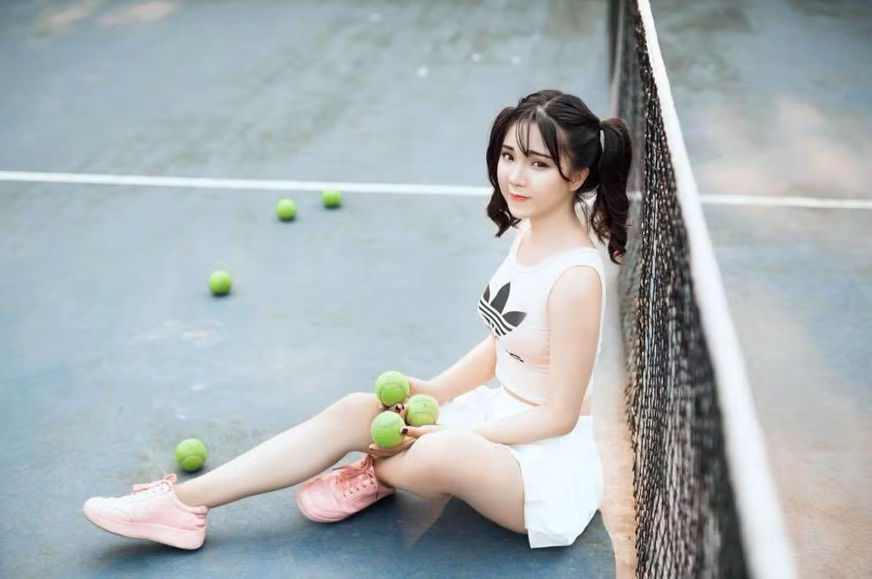 Như Ngọc tên đầy đủ là Nguyễn Thị Như Ngọc (SN 2000), hiện là học sinh lớp chuyên Anh 1, trường THPT Mỹ Hào, Hưng Yên. Cô bạn 10X này là một trong những gương mặt trẻ được mến mộ không chỉ bởi ngoại hình dễ nhìn mà còn sở hữu thành tích học tập tốt.