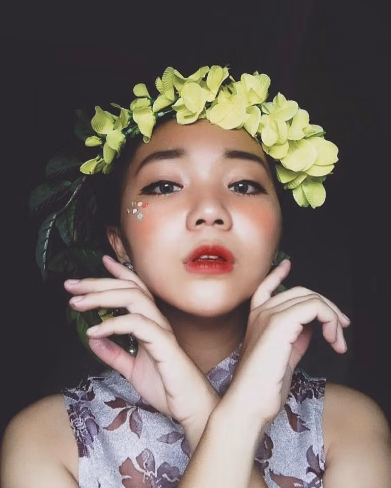 Không những vậy, Như Ngọc còn tập tành diễn xuất trước ống kính trong vai trò người mẫu ảnh. Nhờ khả năng tiếp thu nhanh cùng việc biểu hiện cảm xúc tự nhiên mà cô bạn quê Hưng Yên nhanh chóng thành công và được nhiều người quan tâm.