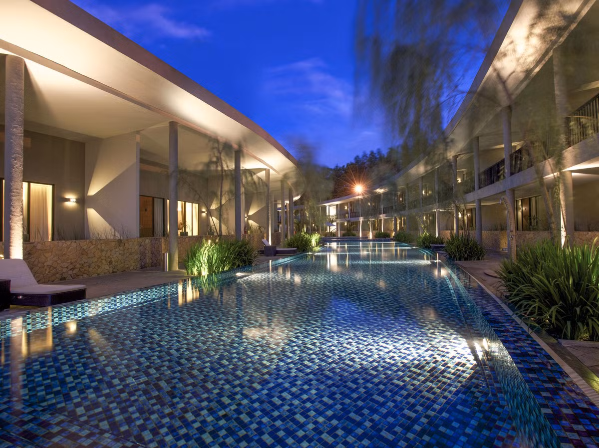 Khách sạn 4 sao Indonesia bố trí cho tuyển Việt Nam ở có không gian thoáng đãng, dịch vụ khá tiện nghi với hồ bơi, phòng gym và những tiện ích giải trí đi kèm.