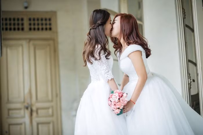 Cùng ngắm nhìn những hình ảnh cực đẹp trong bộ ảnh cưới của cặp đôi đồng tính nữ Sài thành đang khiến dân mạng ghen tỵ bởi tình yêu đẹp họ dành cho nhau. Ảnh sử dụng trong bài: FBNV.