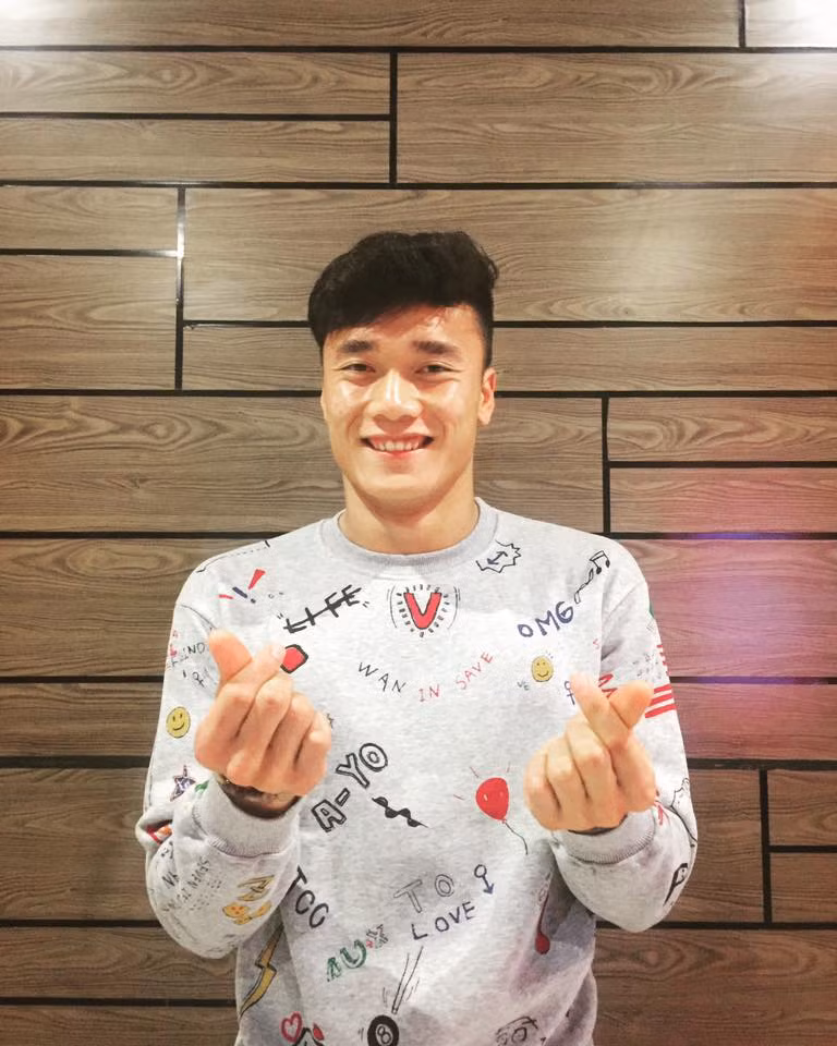 Bên cạnh đó, một số dân mạng lại tếu táo cho rằng, nếu thủ môn Bùi Tiến Dũng đứng ra "phân phối chính hãng" tóc của mình thì anh sẽ kiếm bội tiền. Nickname Pinky Money hài hước bình luận: "Nếu ra bán theo giá này thì Tiến Dũng có thể thu về hơn 82 tỷ đồng từ việc cạo trọc và bán tóc. Con số còn tăng lên gấp vạn lần khi thủ môn này kết hợp với hãng thuốc mọc tóc hiệu "idol nhiều râu".