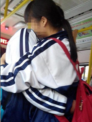 Không chỉ ở Việt Nam, cảnh tượng như thế này cũng bị lên án gay gắt ở nhiều quốc gia châu Á khác. Trong ảnh, hai học sinh Trung Quốc thản nhiên ôm ấp nhau trên xe buýt.