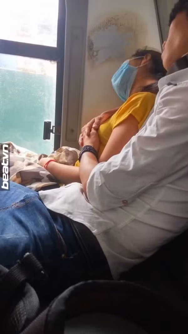 Trong những bức ảnh được lan truyền, các cặp đôi không ngần ngại bày tỏ tình cảm của mình ngay trước mặt các hành khách khác.