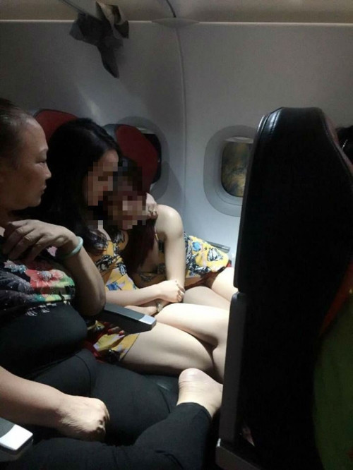 "Thiếu gì chỗ kín đáo thể hiện tình cảm mà cứ phải lôi nhau ra chốn công cộng. Hành động này cũng không phù hợp với văn hóa của người Việt Nam", một cư dân mạng cho hay.