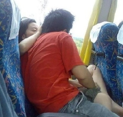 Chứng kiến những cảnh tượng như thế này, nhiều người phải phát ngượng và cảm thấy xấu hổ thay.