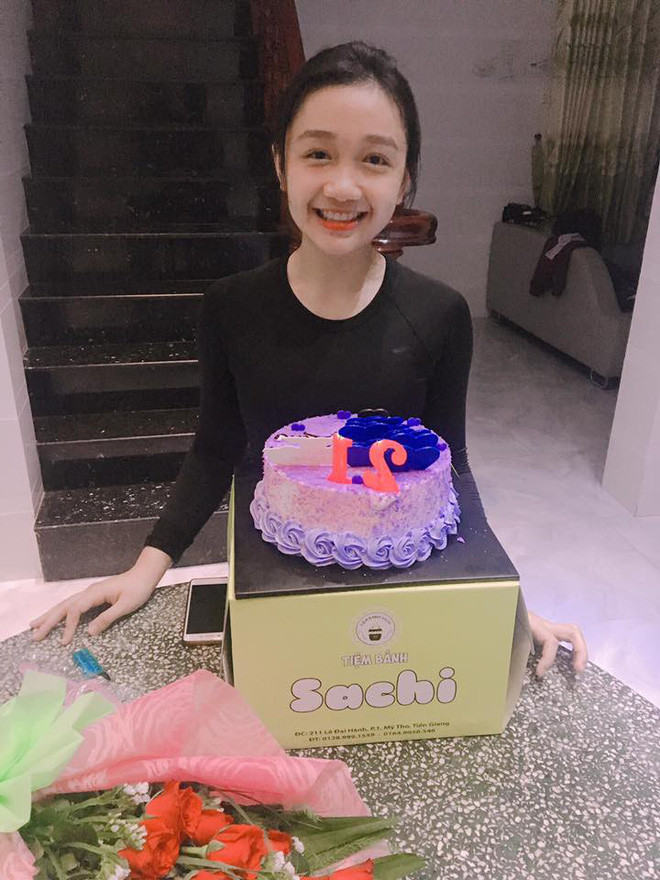 Theo những hình ảnh được Chiêu Anh đính kèm, có thể thấy cô nàng từng sở hữu thân hình khá nặng nề. Dù nụ cười tươi lúc nào cũng thường trực trên môi nhưng vì yếu tố cân nặng nên những đường nét trên gương mặt của cô gái 9X tới từ Tiền Giang trông cũng không được nổi bật.