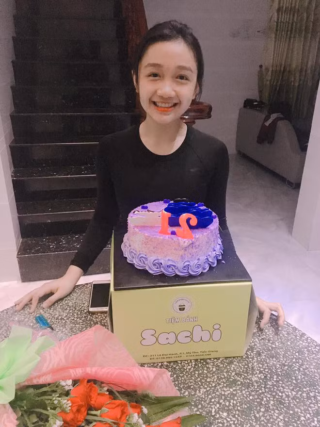 Theo những hình ảnh được Chiêu Anh đính kèm, có thể thấy cô nàng từng sở hữu thân hình khá nặng nề. Dù nụ cười tươi lúc nào cũng thường trực trên môi nhưng vì yếu tố cân nặng nên những đường nét trên gương mặt của cô gái 9X tới từ Tiền Giang trông cũng không được nổi bật.