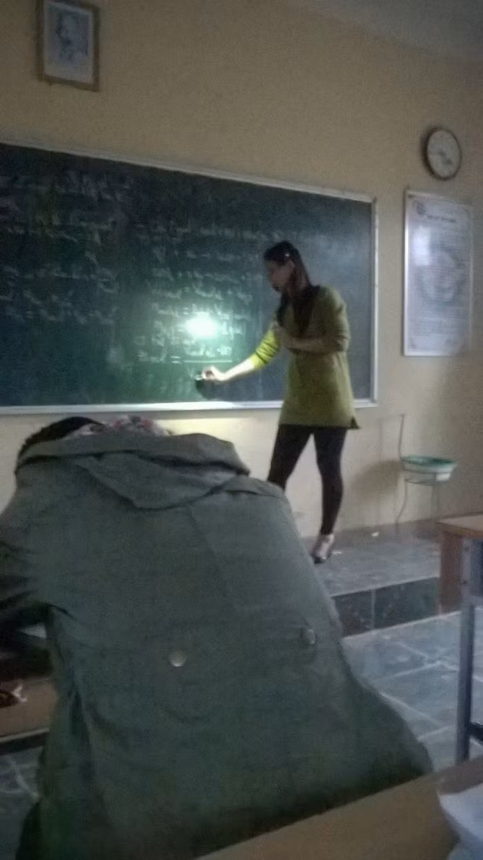 Khác với hình ảnh nghiêm túc, khó tính và nghiêm khắc mà học sinh thường nghĩ về thầy cô, những bức ảnh được các bạn học sinh lén chụp từ phía dưới này cho thấy thầy cô bá đạo và cũng hài hước