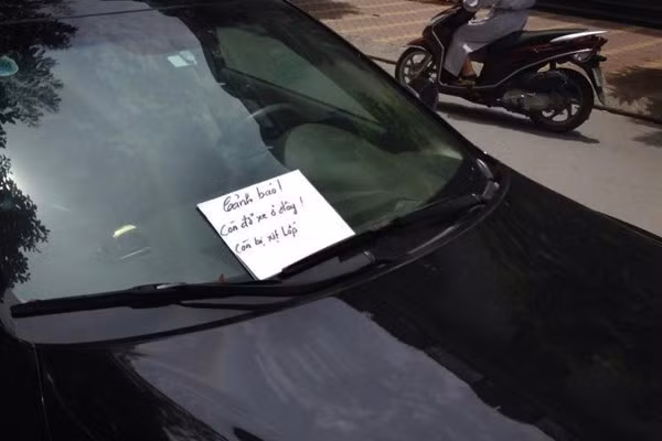 Vậy nên muốn đỗ xe thì các chủ xe hãy xin phép người dân trước khi đỗ.