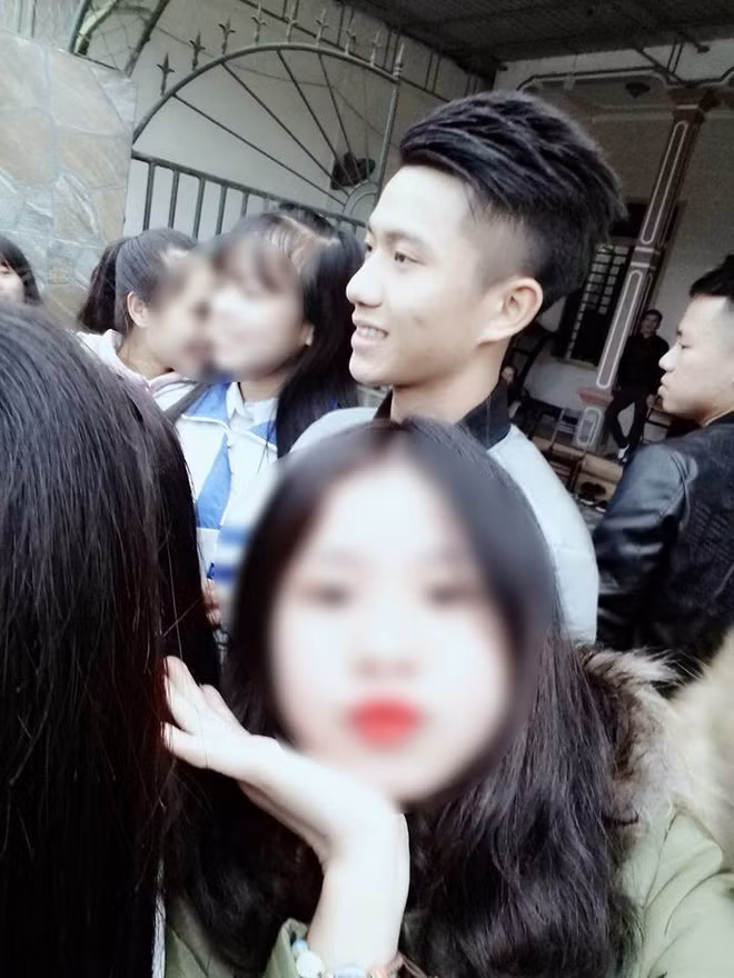 Đồng quan điểm với Mỹ Anh là Thanh Tuấn bày tỏ: "Thể hiện tình cảm với người mình hâm mộ là chuyện bình thường, nhưng như thế này thì hơi quá đà rồi. Có lẽ cách thể hiện lịch sự, nhẹ nhàng hơn nữa dành cho các cầu thủ sẽ hay hơn. Mấy ngày di chuyển mệt rồi, các cầu thủ cũng cần được nghỉ ngơi có thời gian bên gia đình nữa chứ".