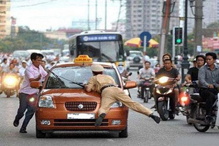 Những người vi phạm giao thông còn sẵn chàng chống đối bằng cách lao thẳng phương tiện về những chiến sĩ đang làm nhiệm vụ.