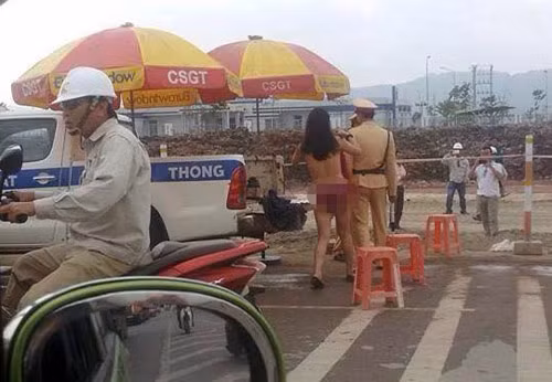 Không chỉ có ngồi ì trên xe không chịu xử lý, có những bạn trẻ còn chẳng ngại sĩ diện lột đồ để chống đối những người thi hành công vụ.