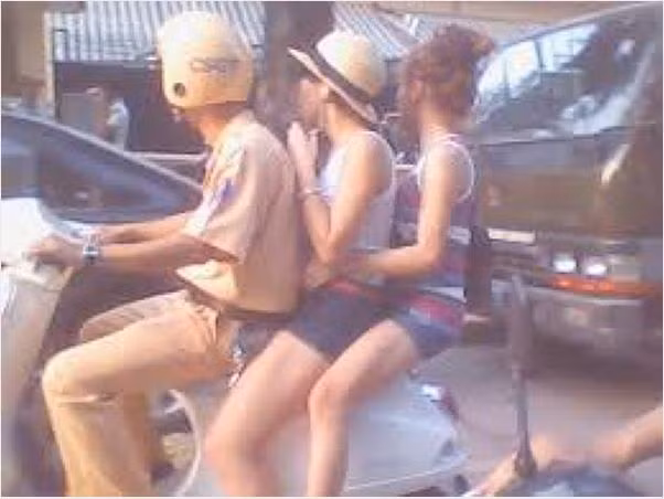 Những hành vi "chơi lầy" khi tham gia giao thông của một số bạn trẻ vừa qua đã trở thành điểm nóng để cư dân mạng soi vào. Rất nhiều trường hợp đã bị cư dân mạng lên án.