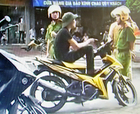 Bên cạnh đó là những hành vi thách thức.