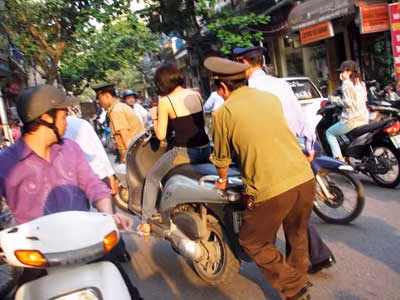 Năm 2008, hình ảnh này đã được cư dân mạng nhắc đi nhắc lại rất nhiều lần vì hành vi chống người thi hành công vụ của cô gái này.