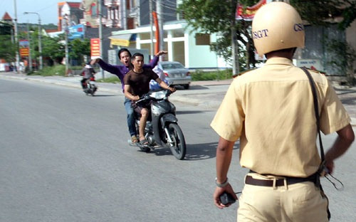 Chưa dừng lại ở đó, họ còn sẵn sàng quay trở lại trêu những đồng chí đang làm nhiệm vụ sau khi bị xử phạt hoặc nhắc nhở.