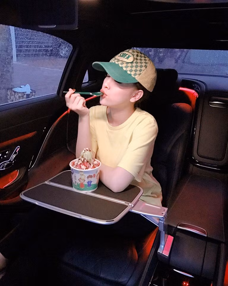 Không chỉ được lòng khách hàng nhờ chất lượng và dịch vụ tốt, công ty của người yêu cũ Karik còn đạt nhiều giải thưởng uy tín như “Nhãn hiệu được ưa dùng 2015”, “Dịch vụ hoàn hảo do người tiêu dùng bình chọn”, “Giải sản phẩm tin cậy quốc gia”, “Giải thưởng thương hiệu xuất sắc Việt Nam”