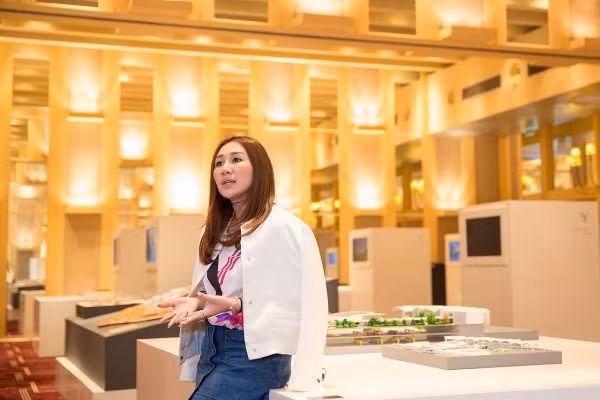 Cách đây không lâu, Sabrina từng đăng tải hình ảnh chụp cùng Leonardo Dicaprio, Phạm Băng Băng và G-Dragon (BIGBANG).