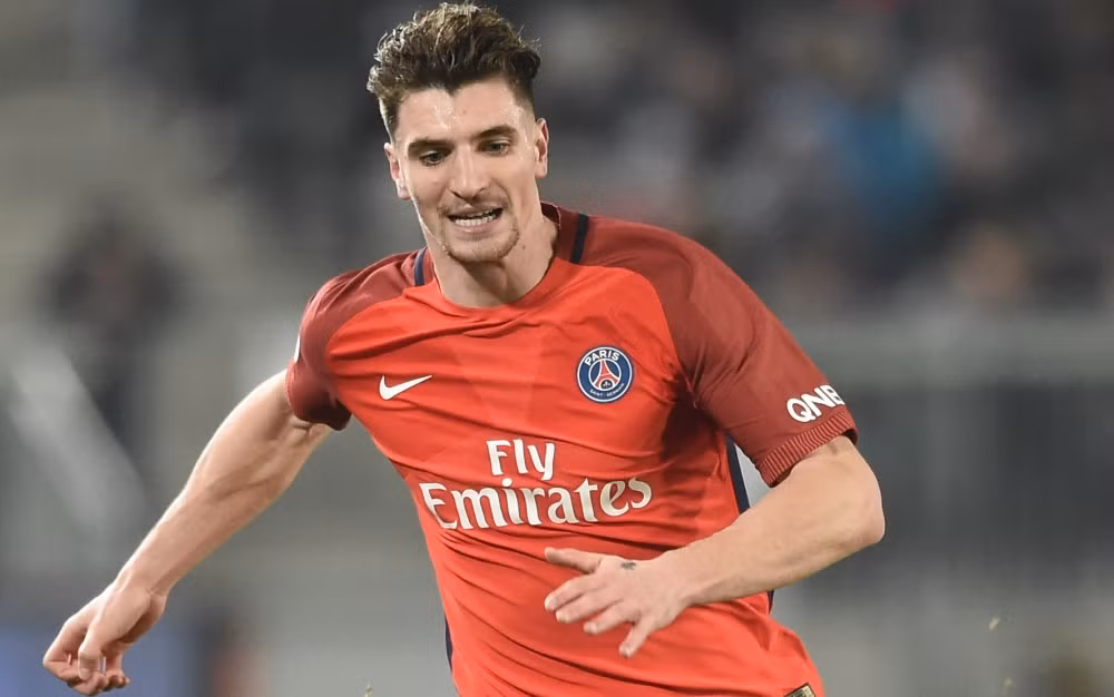 M.U cướp sao PSG: Theo thông tin chuyển nhượng bóng đá từ tờ Manchester Evening News, M.U đã sẵn sàng gửi đề nghị 30 triệu bảng để giải cứu hậu vệ Thomas Meunier của PSG. Cầu thủ 26 tuổi này đang bị mắc kẹt trên băng ghế dự bị khi Dani Alves mới là lựa chọn số 1 cho vị trí hậu vệ phải. Ảnh: Manchester Evening News