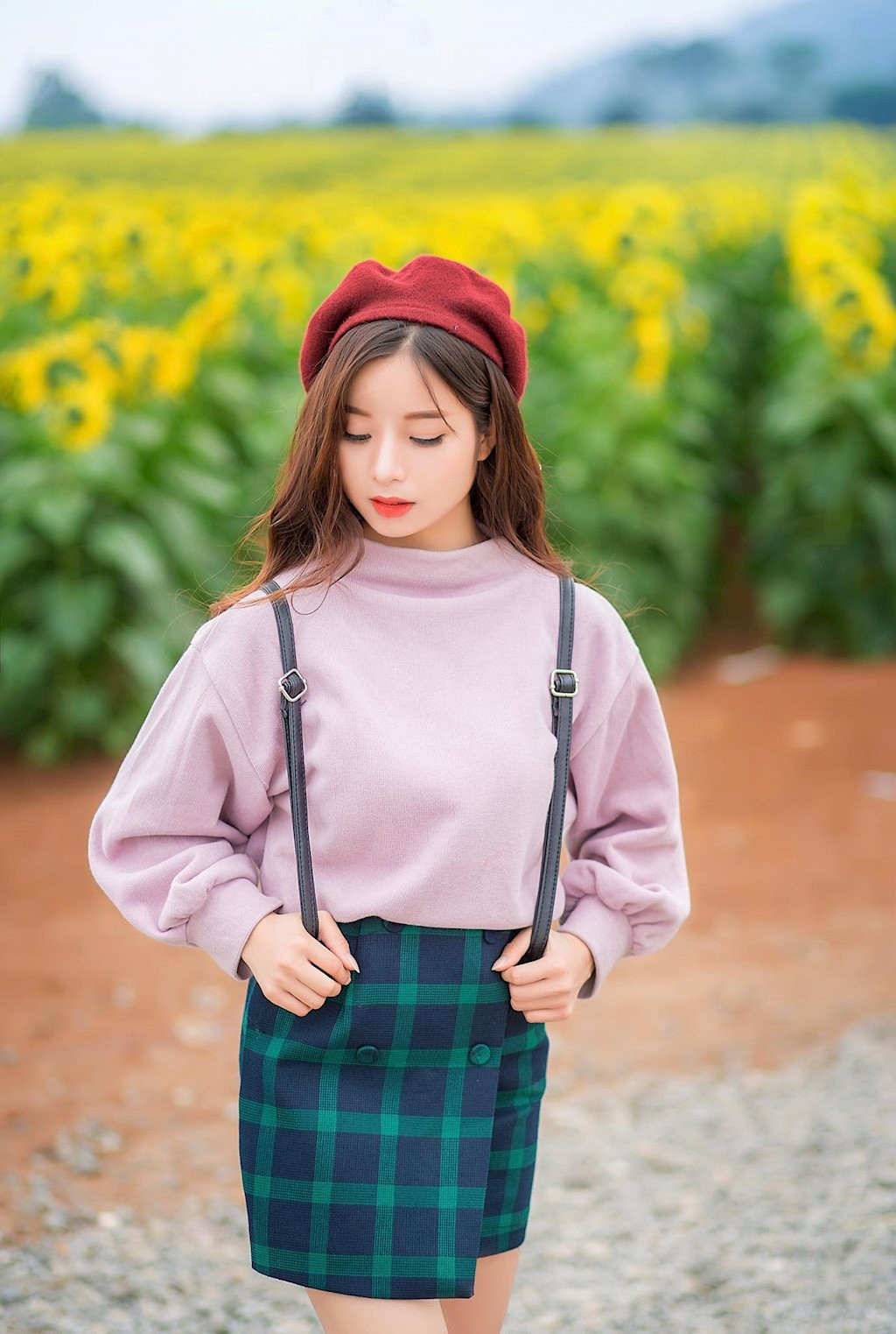 Hằng Nga từng chia sẻ: "Ước mơ lớn nhất của mình là trở thành giáo viên để đi phổ biến kiến thức cho lứa đàn em và hơn thế nữa đó là thực hiện ước mơ của mẹ mình trao cho mình".