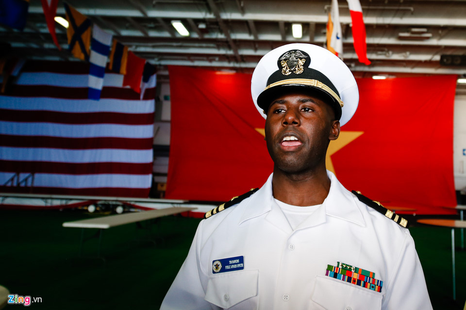 Các phóng viên Việt Nam và quốc tế được đưa đi tham quan tàu vào chiều 5/3. Đây là lần đầu tiên một tàu sân bay của Mỹ cập cảng Việt Nam kể từ khi kết thúc Chiến tranh Việt Nam. Sự kiện lịch sử đánh dấu một mốc mới trong quan hệ Việt - Mỹ nói chung và hợp tác quốc phòng giữa hai nước nói riêng. Trong ảnh là thủy thủ hướng dẫn báo chí trong chuyến tham quan tàu.