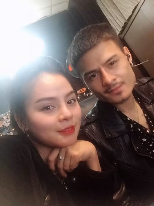 Dù không có các hoạt động nổi trội như anh mình nhưng khi tìm lại những video cũ trên Facebook của Lê Quỳnh nhiều người phát hiện ra em gái thánh chửi Hoa Vinh cũng sở hữu giọng hát thu hút.