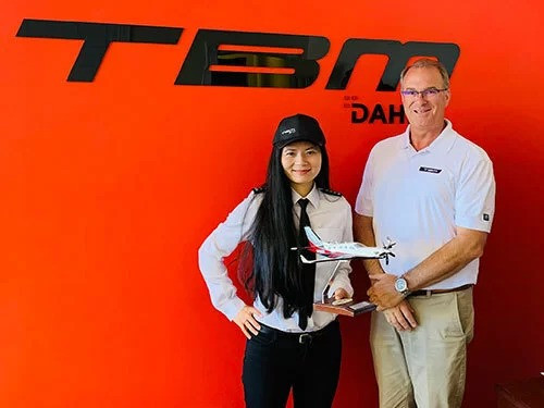 Từ khi đến Mỹ vào năm 12 tuổi và theo học tại 1 trường do quỹ UNICEF xây dựng. Nhờ chăm chỉ và kiên trì, nữ phi công gốc Việt đã vượt qua nhiều rào cản ngôn ngữ và những khó khăn trong học tập ở nước ngoài đối với một người di cư đến Mỹ.