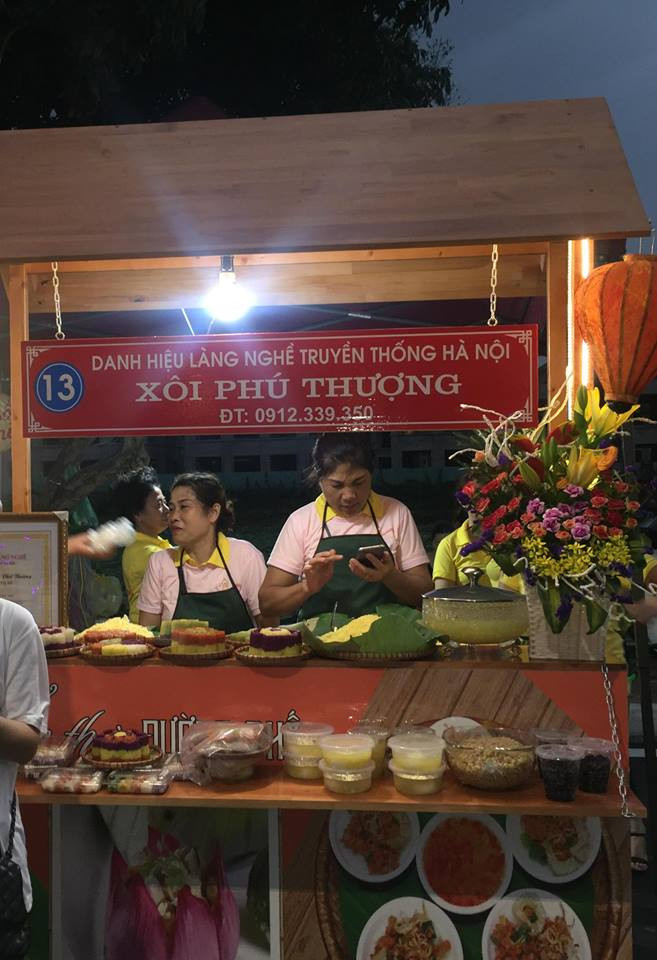 Du khách có thể thưởng thức bún ốc, xôi Phú Thượng và cả bánh tôm Hồ Tây và những món ăn ở các làng nghề khác của Thủ đô như bánh cuốn Thanh Trì, cốm làng Vòng...