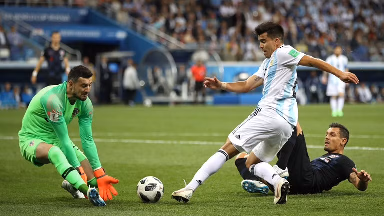 Truc tiep Argentina 0-3 Croatia: Vu cong Tango thua tham ngay Messi 