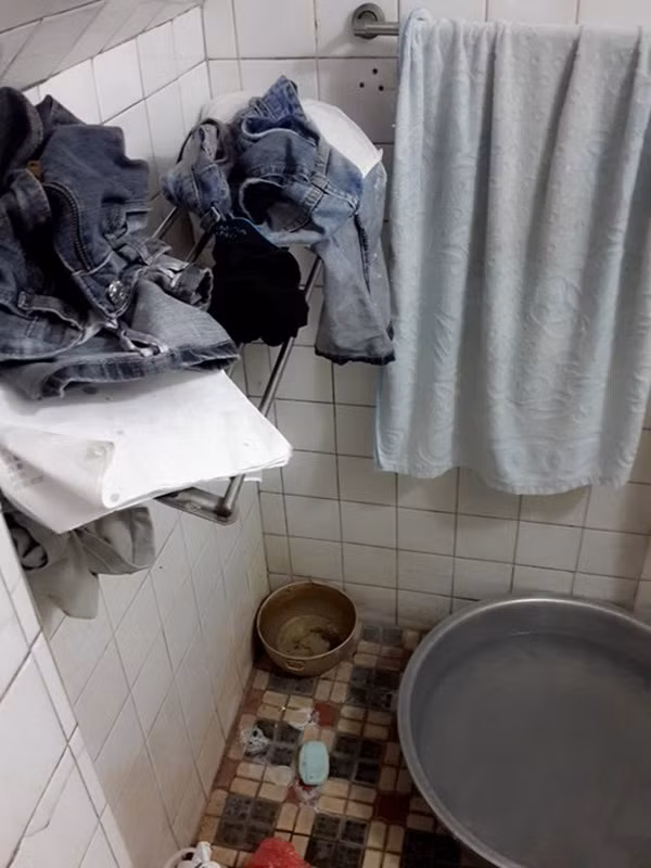 Tuy nhiên, câu chuyện bắt đầu khi Võ Trường có việc về Việt Nam, 20 ngày sau quay lại, thành viên này nghe những bạn thuê nhà ở tầng 1 và tầng 3 phản ánh rằng 2 bạn nữ mới đến ăn ở bừa bộn, rác có khi bị ném từ tầng 2 xuống.