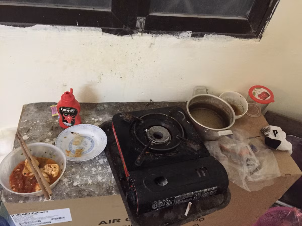 Giàn đựng bát đĩa vương vãi thìa đũa bát tứ tung. Rác vứt khắp nơi, nhiều bát ăn xong còn chưa rửa mốc meo. Chứng kiến những bức ảnh trên, nhiều dân mạng còn tếu táo cho rằng chẳng khác gì cảnh dội bom trong bộ phim bom tấn.