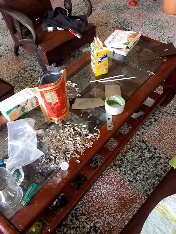 Mới đây, trên trang cá nhân của mình, thành viên có nickname Võ Trường hiện đang sinh sống và làm việc tại Đài Loan đã đăng tải những bức ảnh về căn phòng cho thuê của mình bị 2 nữ sinh Việt biến thành bãi rác chỉ trong vòng 20 ngày.