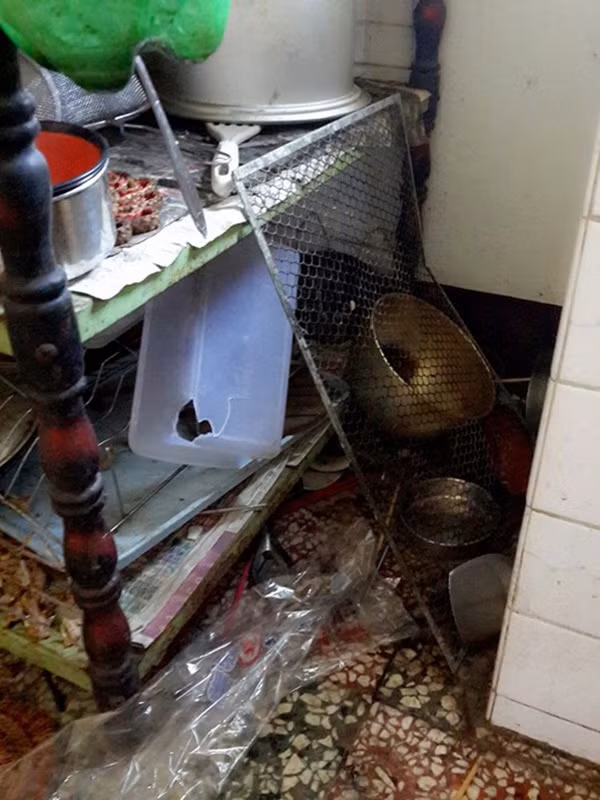 Việc các cô, cậu sinh viên ăn ở luộm thượm là thường thấy. Bởi khi sống xa nhà và đặc biệt là phải ở ghép với bạn bè nên thái độ ỷ lại, "tranh thủ" lười biếng rất dễ xuất hiện. Cũng vì vậy mà họ vô tình biến chính căn phòng trọ trở thành một bãi rác kinh hoàng. Ảnh trong bài: Facebook Võ Trường.