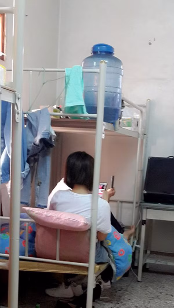 Nghe mọi người phản ánh, Võ Trường lấy chìa khóa mở cửa phòng kiểm tra. Ôi trời thật không thể tin được, một bãi rác không hơn không kém hiện lù lù ngay trước mắt.