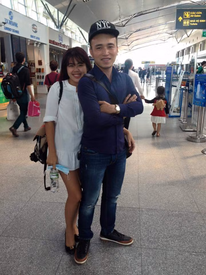 Duy Kiệt và Lệ Quyên đều sinh năm 1985 và họ chính thức yêu nhau được gần một năm. Cả hai gặp mặt lần đầu khi đi chung chuyến bay nhưng bị lỡ (delay) kéo dài.