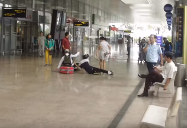 Nhờ sự giúp đỡ của bạn bè, Duy Kiệt đã lên kế hoạch thực hiện màn cầu hôn tại sân bay Đà Nẵng. Trong clip, đôi trẻ cùng nhau tiến vào khu vực soát vé. Bất ngờ một thanh niên trượt patin đi đến, va chạm khiến họ té ngã.