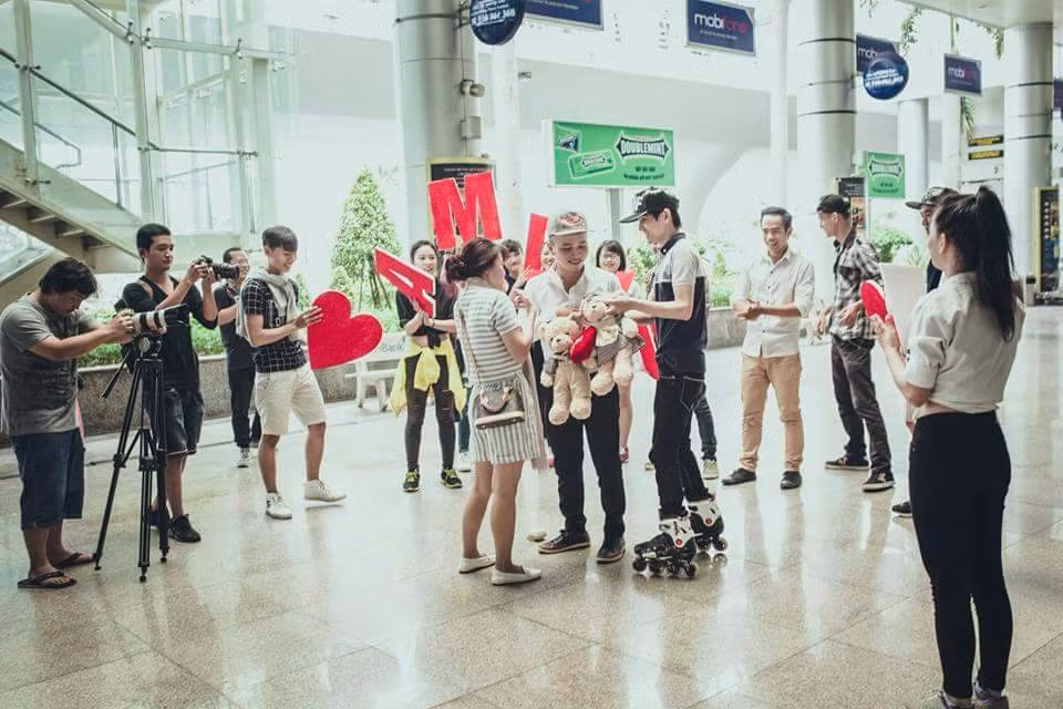 Vừa qua đoạn clip cầu hôn tại sân bay của cặp đôi Duy Kiệt và Lệ Quyên đã thu hút được rất nhiều sự chú ý của những cư dân mang.