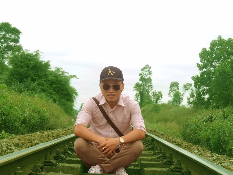 Kỷ niệm vui của cặp đôi Đà Nẵng là đi đặt nhẫn tận 3 nơi mới có size số 7 vừa ngón tay của cô dâu. Cả hai dự định tổ chức lễ cưới vào tháng 4/2016.