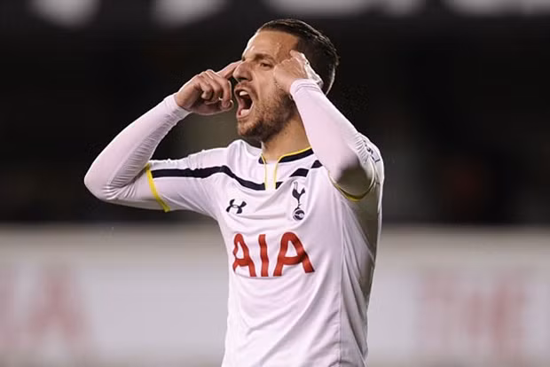 Roberto Soldado gia nhập Tottenham vào hè năm 2013 sau những năm tháng thành công tại Valencia. Nhưng dường như bóng đá tại Anh không phù hợp với Roberto Soldado. Trong 2 mùa giải thi đấu tại Tottenham, cầu thủ đắt giá này được ra sân 68 trận và ghi được 15 bàn thắng.