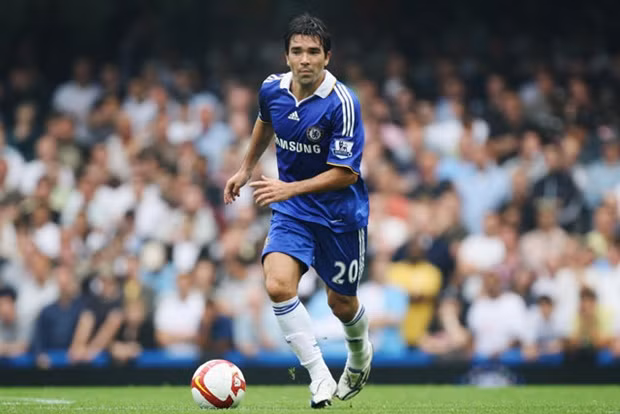 Hè năm 2008, Chelsea thành công trong việc đưa Deco rời khỏi Barca với gái 8,3 triệu bảng. Khi Deco cập bến Chelsea, ai cũng hy vọng rằng cầu thủ này sẽ mang lại một luồng sinh khí mới cho CLB này từ những pha bóng kỹ thuật của mình. Nhưng tất cả đã phải thất vọng, trong 2 mùa bóng tại Chelsea, Deco được ra sân 43 lần và chỉ đóng góp 5 bàn thắng.