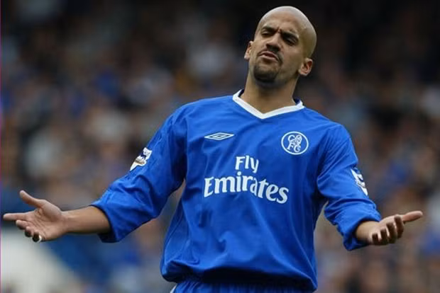 Juan Sebastian Veron đến với Chelsea năm 2003 sau thời gian thi đấu thành công trong màu áo của Man United. Trong 4 mùa giải thi đấu trong màu áo của Chelsea, Juan Sebastian Veron chỉ được ra sân 14 lần và ghi được 1 bàn thắng cho CLB. Đây là một thành tích quá nghèo nàn và nó không xứng đáng với những gì mà NHM Chelsea kì vọng ở anh.