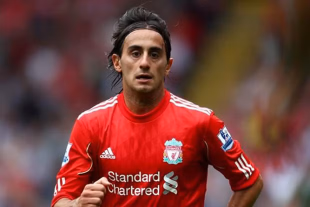 Mùa hè năm 2009, Aquilani rời Roma để đến với Liverpool với giá 20 triệu Euro. Nhưng những gì Aquilani thể hiện ở Liverpool chỉ là còn số 0. Anh thường xuyên bị chấn thương và gần như mất tích kể từ ngày đến Liverpool. Sau 1 năm không hạnh phúc tại Liverpool. Aquilani đã bị CLB này thải hồi về Italy và anh chơi cho Juventus.