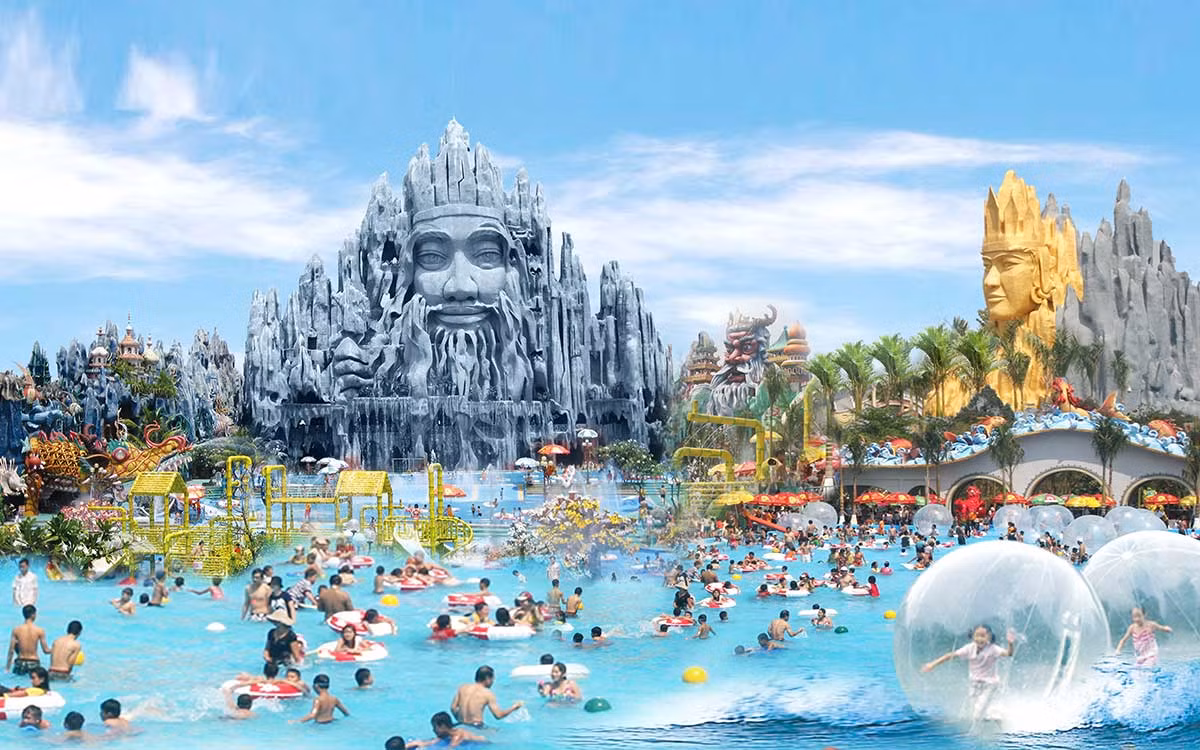 Công viên nước Suối Tiên nằm trong quần thể Công viên văn hóa Suối Tiên. Đến với nơi đây, các bạn có thể ngâm mình trong biển Tiên Đồng hoặc thử sức mình mới những đường trượt máng.