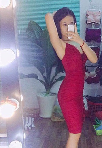 Càng lớn lên, Kim Yến càng ý thức được nhược điểm ngoại hình khiến cuộc sống của cô trở nên buồn tẻ. Đi bất kỳ đâu cũng bị soi mói, chế giễu, luôn phải khép mình giữa đám đông để không ai để ý.