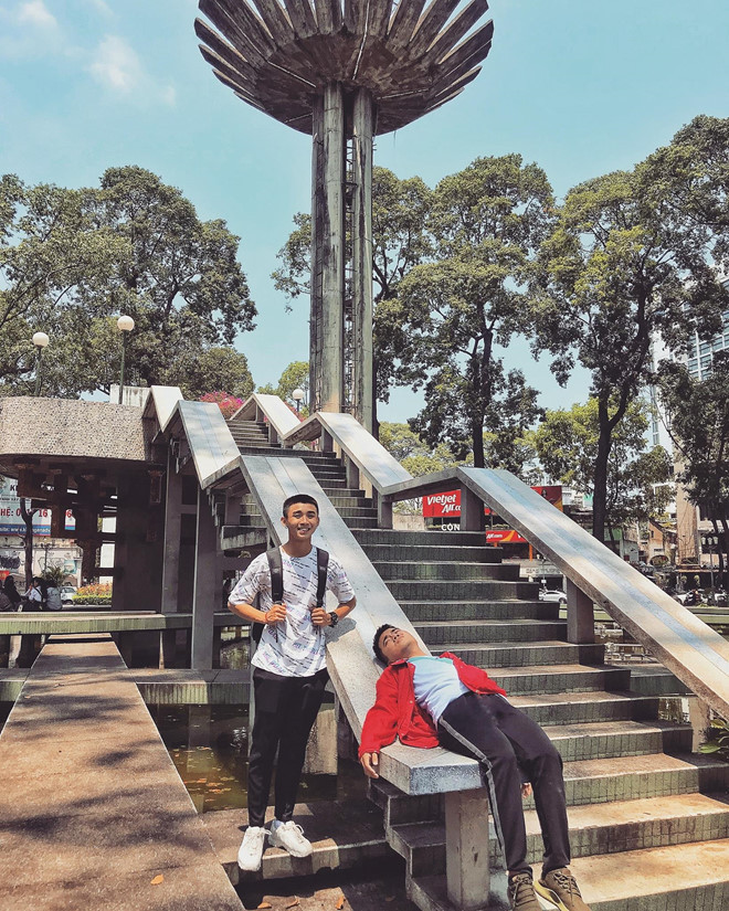 Chia sẻ về ý tưởng này, Chính Nghĩa cho biết khi đi du lịch, trong mỗi nhóm bạn đều có đứa lúc nào cũng mệt mỏi nhưng vẫn ham vui, ham chụp ảnh, dù gương mặt thiếu sức sống.